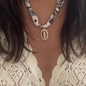 Collier madone bandana blanc