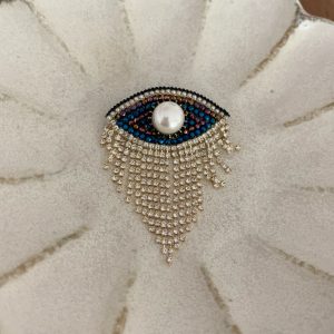 Broche pearl eyes
