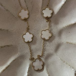 Collier White flower