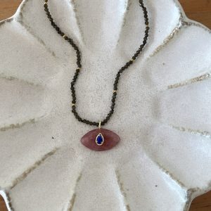 Collier Green and pink eyes