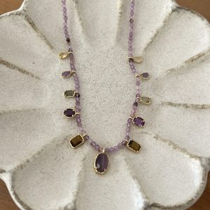 Collier violet pierre